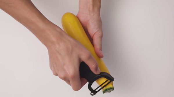 Kuhn Rikon Original Swiss Peeler 3-Pack - Image 7