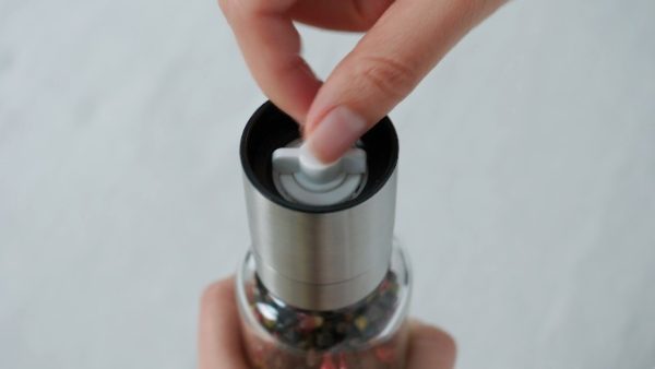 Remedic Premium Stainless Steel Salt and Pepper Grinder Set - Image 7